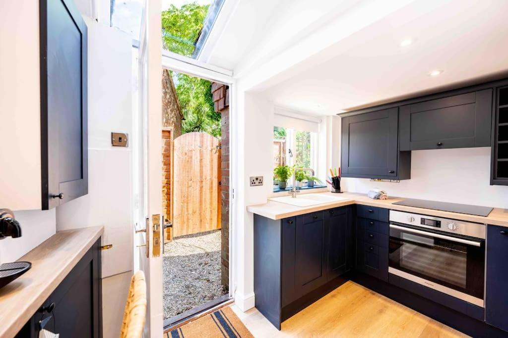 The Lymington Sailor'S Cottage Exterior photo